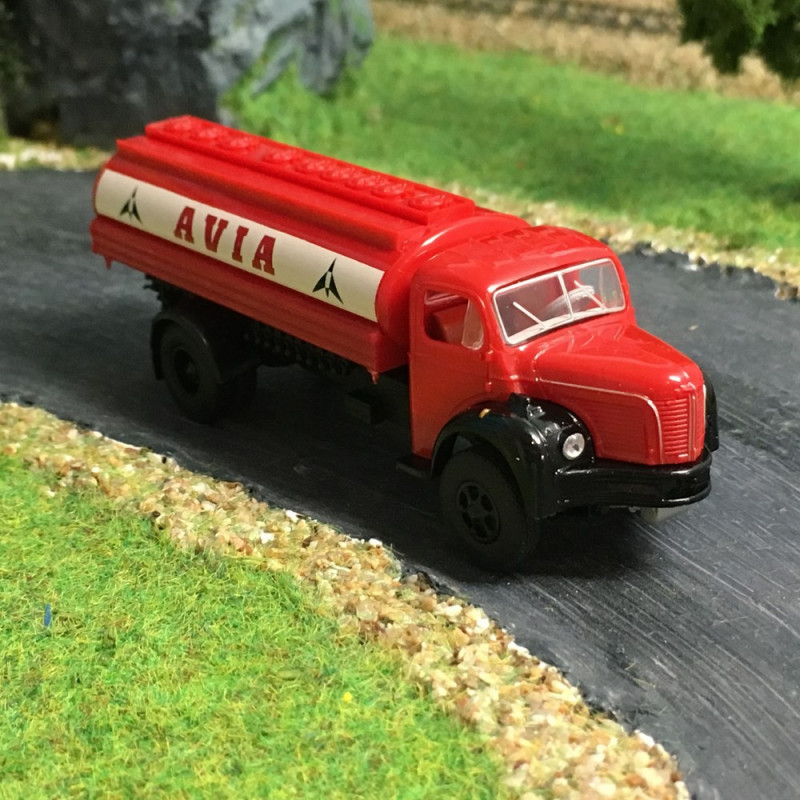 Camion Berliet GLR 8  citerne Avia -HO-1/87-BREKINA 2617