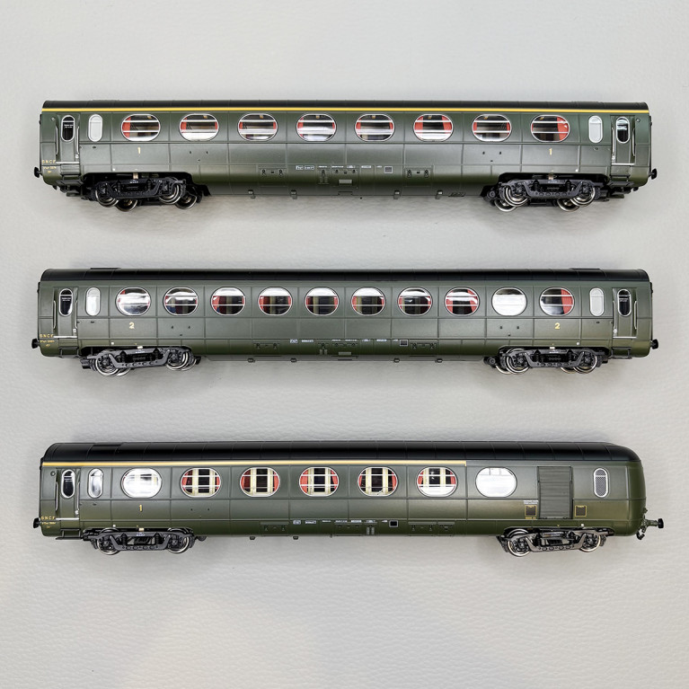 3 voitures allégées "Saucisson", toit noir, A8, B10 et A6D, SNCF - REE VB-494