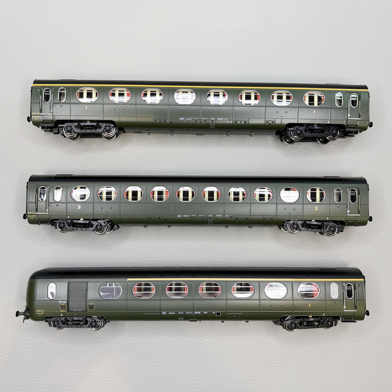 3 voitures allégées "Saucisson", toit noir, A8, B10 et A6D, SNCF - REE VB-494