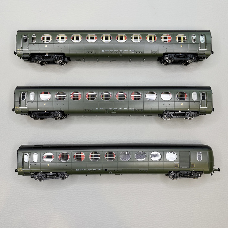3 voitures allégées "Saucisson", toit noir, B10, B10 et B5D, SNCF - REE VB-495