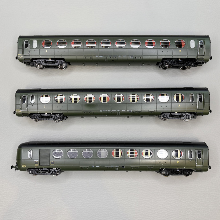 3 voitures allégées "Saucisson", toit noir, B10, B10 et B5D, SNCF - REE VB-495