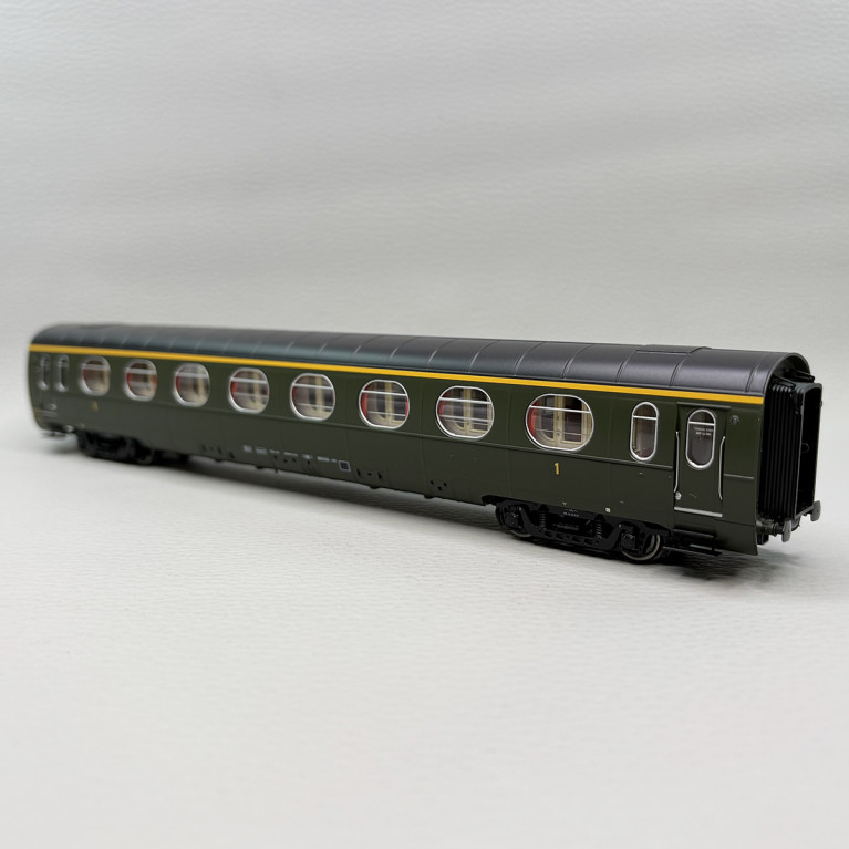 Voitures allégée "Saucisson", toit noir, 1CL, A8, SNCF - REE VB-496