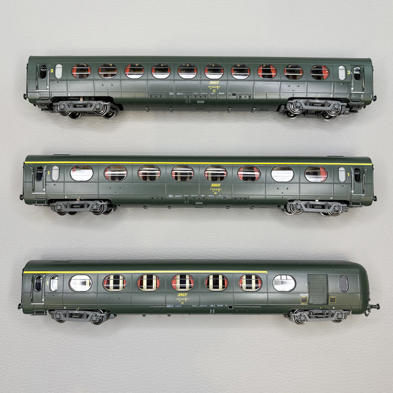3 voitures allégées "Saucisson", toit vert, A8, B10 et A6D, SNCF - REE VB-499