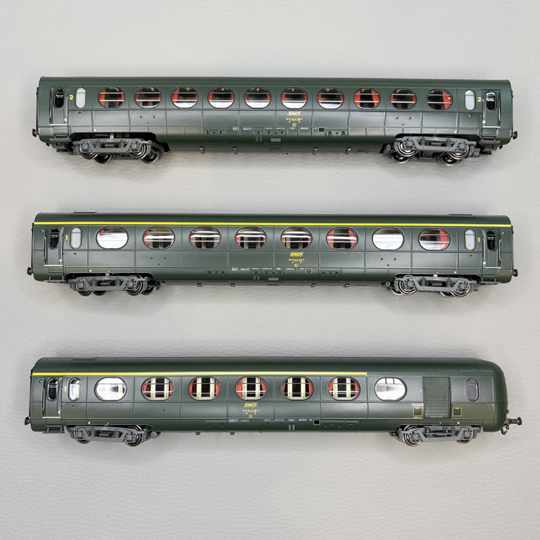 3 voitures allégées "Saucisson", toit vert, A8, B10 et A6D, SNCF - REE VB-499