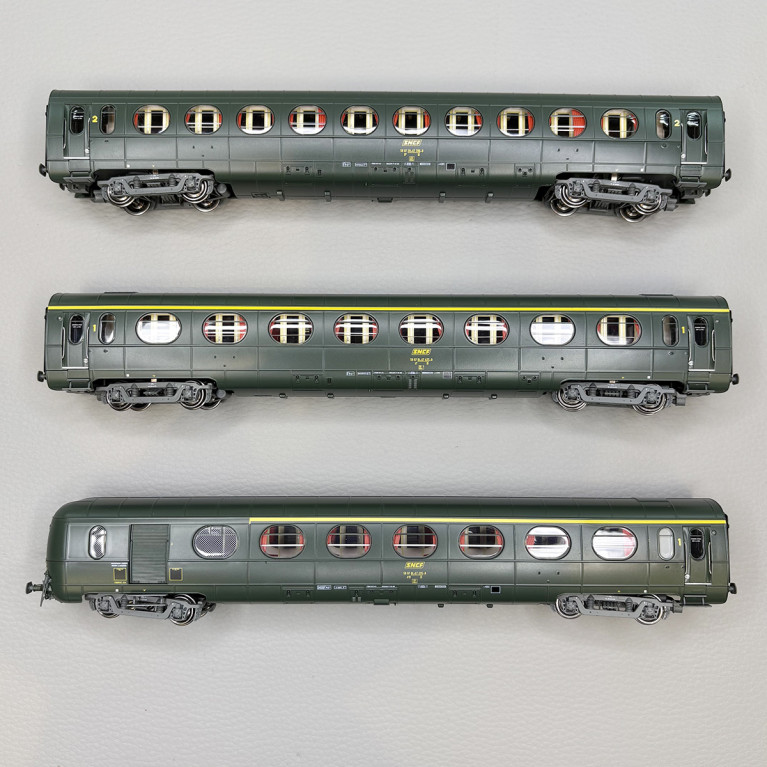 3 voitures allégées "Saucisson", toit vert, A8, B10 et A6D, SNCF - REE VB-499