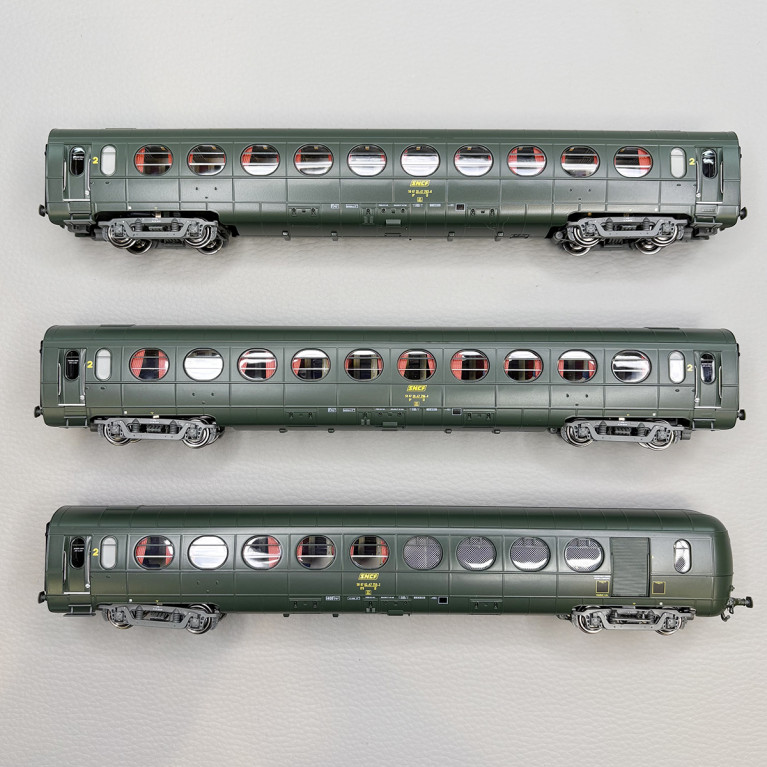 3 voitures allégées "Saucisson", toit vert, B10, B10 et B5D, SNCF - REE VB-500