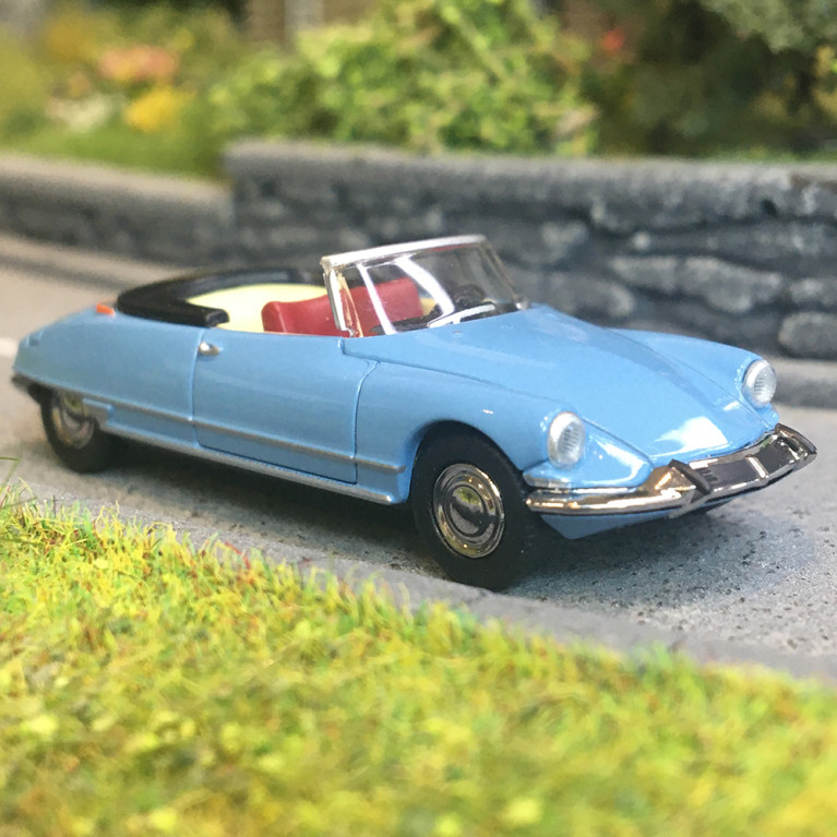Citroën DS 19 cabriolet capote ouverte, bleu ciel, 1963 - SAI 7809.2 - HO 1/87