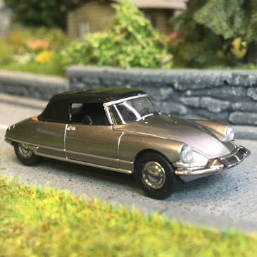 Citroën DS 19 cabriolet capote fermé, gris nacré, 1963 - SAI 7811 - HO 1/87