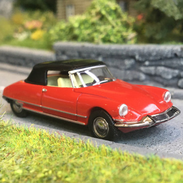 Citroën DS 19 cabriolet capote fermé, rouge corail, 1963 - SAI 7813 - HO 1/87