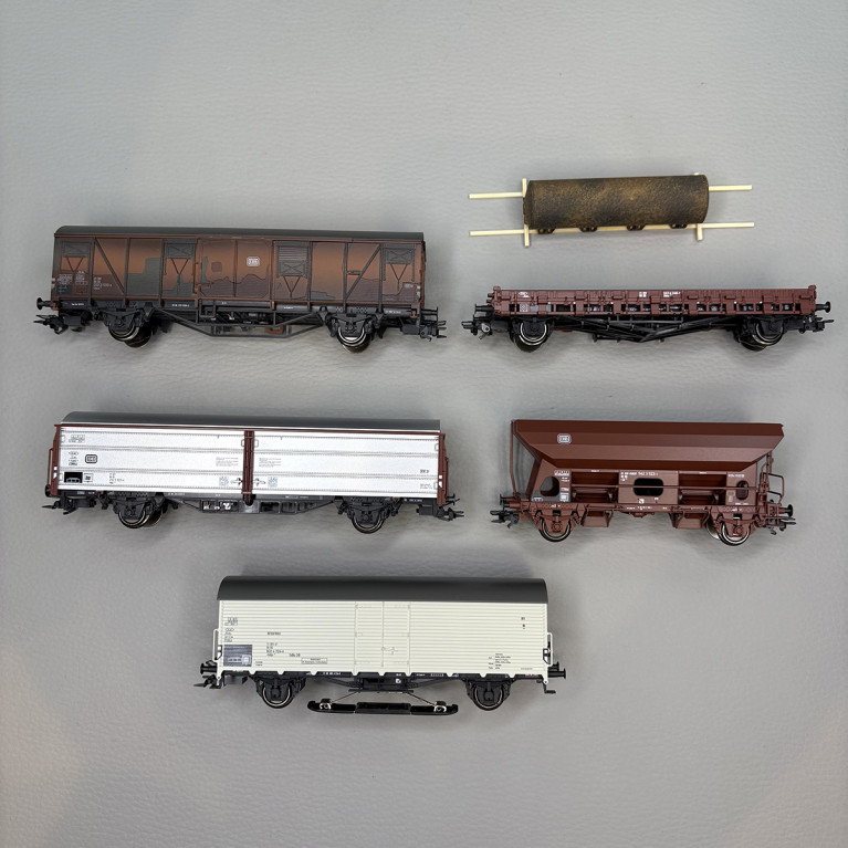 5 wagons marchandises à 2 essieux et feux fin de convoi, DB - MARKLIN 47371