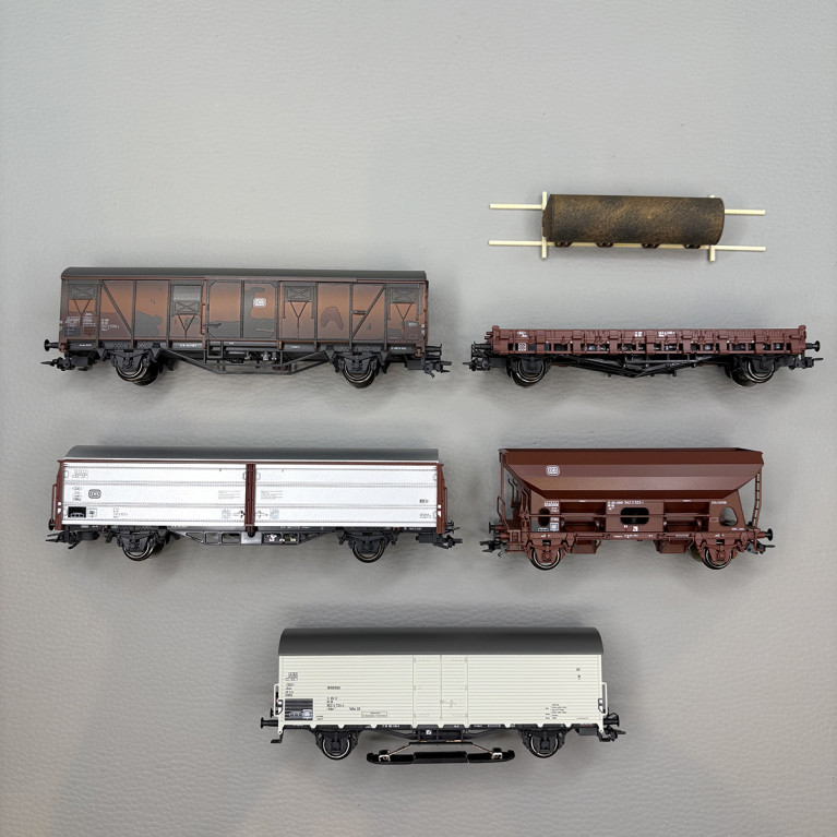 5 wagons marchandises à 2 essieux et feux fin de convoi, DB - MARKLIN 47371