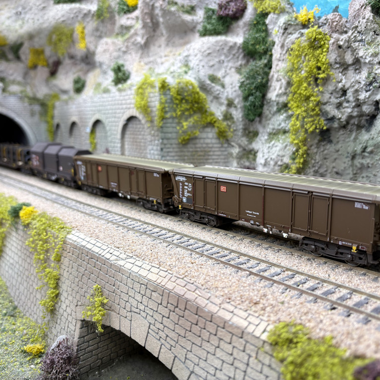 4 wagons marchandises différents avec chargements, DB, Ep. V - MARKLIN 46915 - HO 1/87