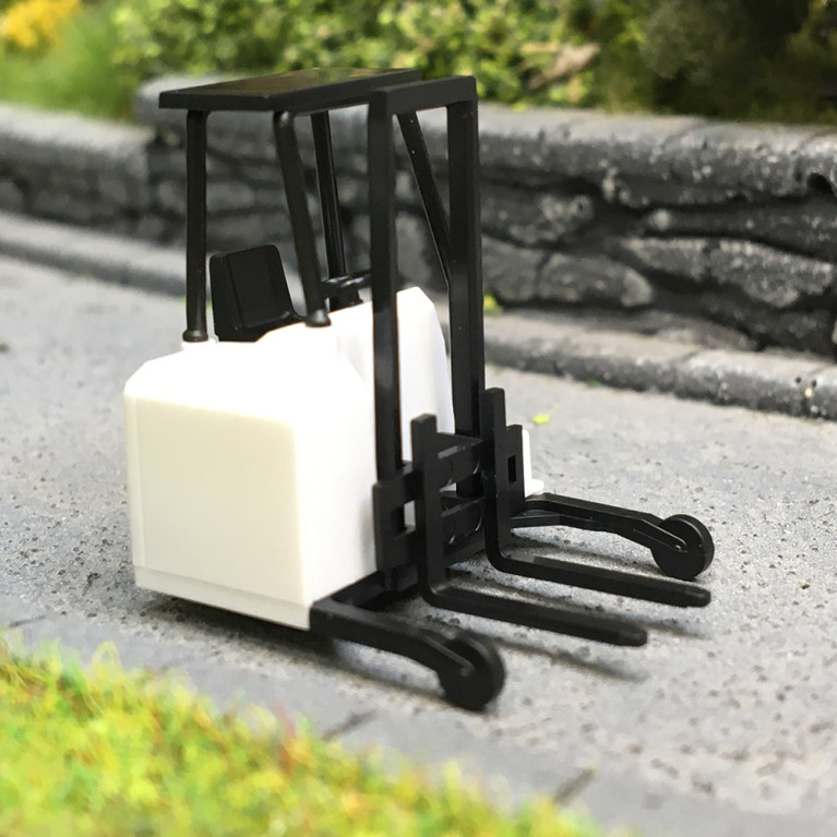 Chariot élévateurs embarqués en blanc, bleu et noir  - HERPA 053860-002 - HO 1/87