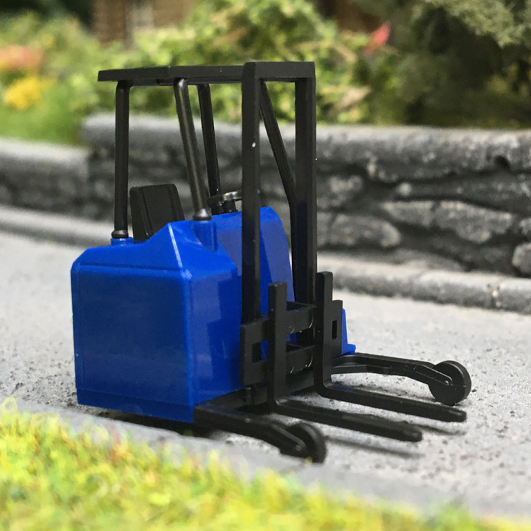 Chariot élévateurs embarqués en blanc, bleu et noir  - HERPA 053860-002 - HO 1/87