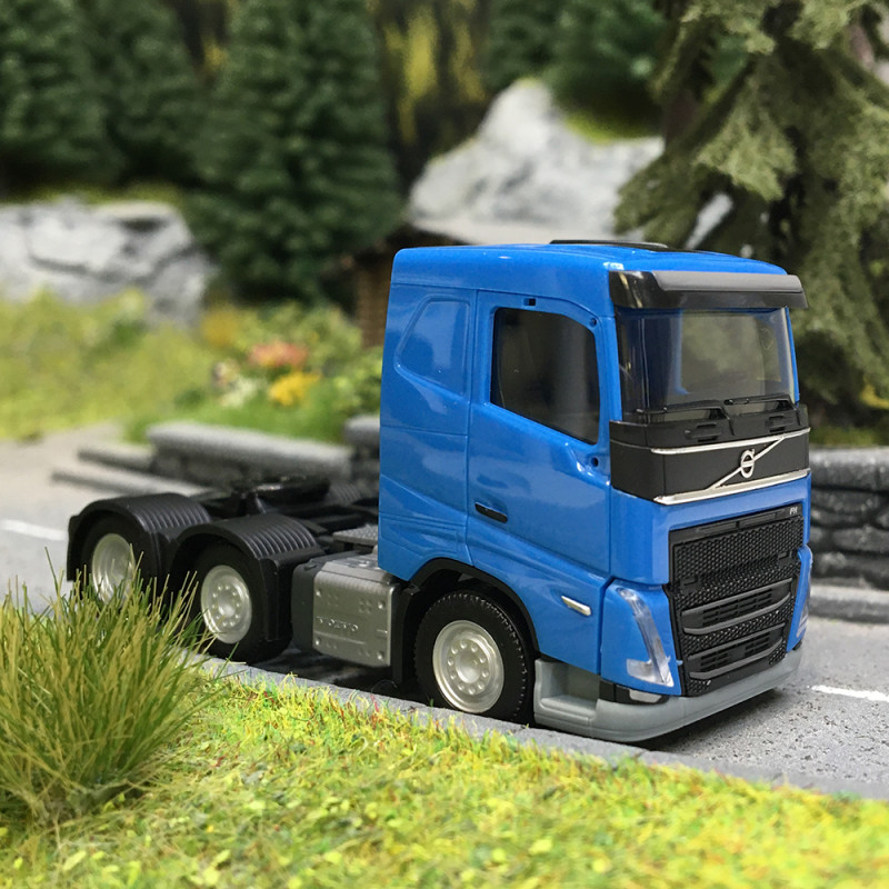 Tracteur à toit plat Volvo FH 3 essieux (6x2), bleu ciel - HERPA 313735-003 - HO 1/87