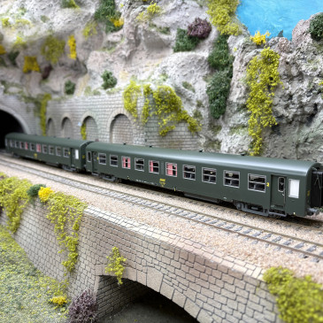 2 voitures USI courte 2CL B10t U60, logo encadré jaune, SNCF, Ep. IVa, éclairage - LSMODELS 40022 - HO 1/87
