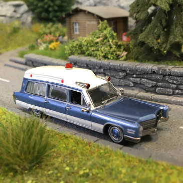 Cadillac Miller Meteor, blanc/bleu métallisé, 1966 - BREKINA 19777 - HO 1/87