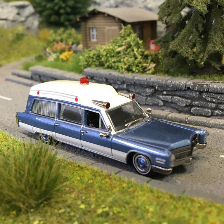 Cadillac Miller Meteor, blanc/bleu métallisé, 1966 - BREKINA 19777 - HO 1/87