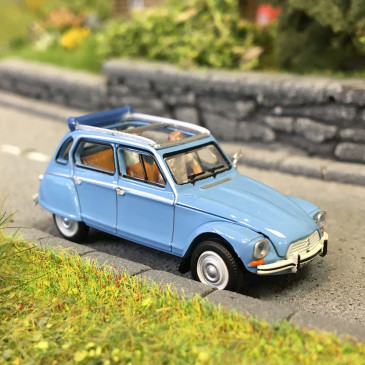 Citroën Dyane avec conductrice et passager, bleu, 1973 - SAI 1330 - HO 1/87