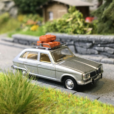 Renault 16 gris métallisé, galerie de toit et 3 valises - SAI 1836 - HO 1/87