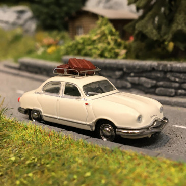 Panhard Dyna Z Blanche, galerie de toit et 2 valises - SAI 1751 - HO 1/87