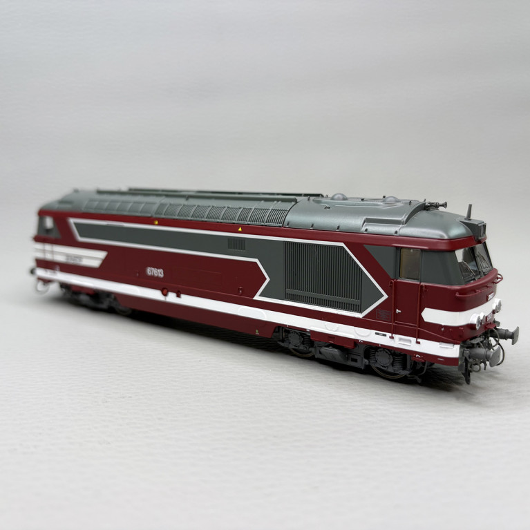 Locomotive diesel  BB 67613, rouge Capitole, logo nouille, SNCF - REE MB-243