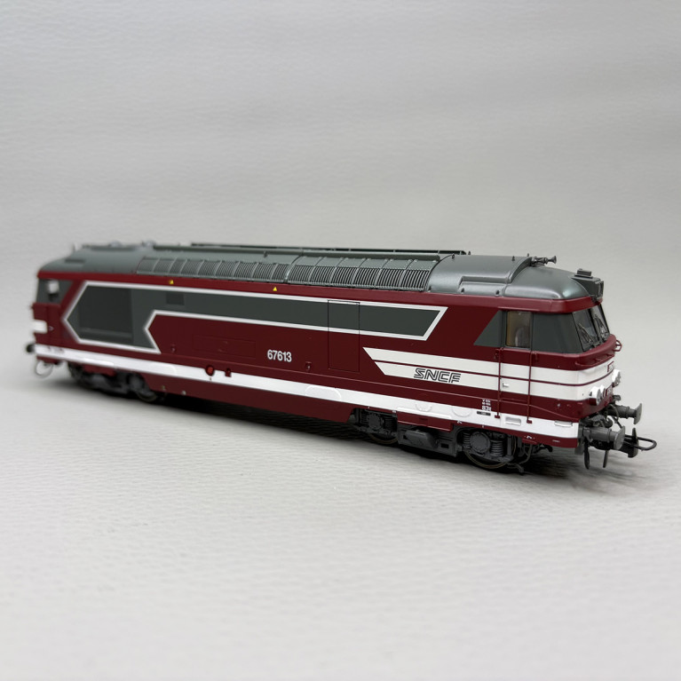 Locomotive diesel  BB 67613, rouge Capitole, logo nouille, SNCF - REE MB-243