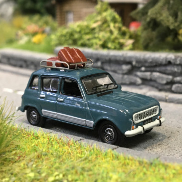 Renault 4, vert séquoia, galerie de toit et 2 valises - SAI 1764 - HO 1/87