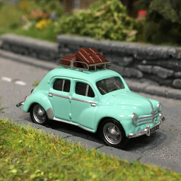 Renault 4CV, vert d'eau, galerie de toit et 2 valises - SAI 1765 - HO 1/87