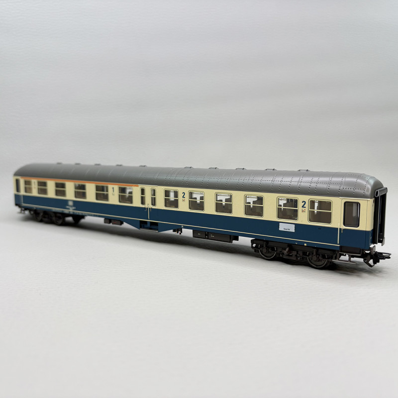 Voiture type ABylb 411, mixte 1/2CL, DB, avec éclairage - TRIX 23127