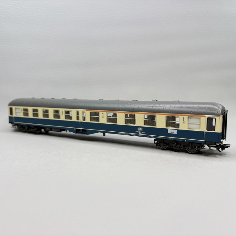 Voiture type ABylb 411, mixte 1/2CL, DB, avec éclairage - TRIX 23127