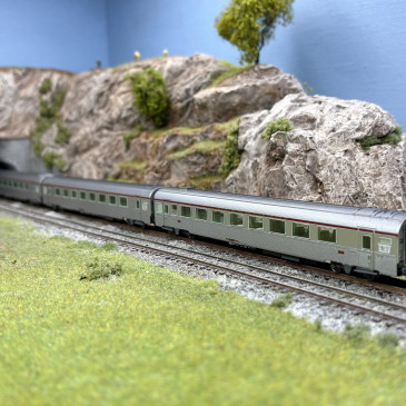 3 voitures TEE "Mistral 69", (A3rtu + A8ux2) Jules Verne, SNCF, Ep. IV - ARNOLD HN4498 - N 1/160