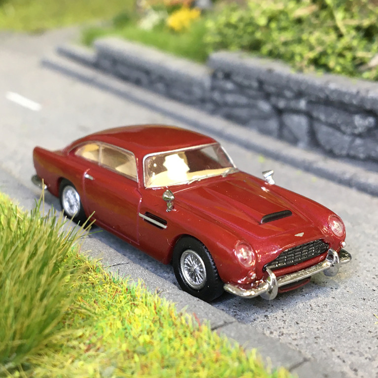 Aston Martin DB5 coupé, rouge foncé métallisé, 1964 - BREKINA 15233 - HO 1/87