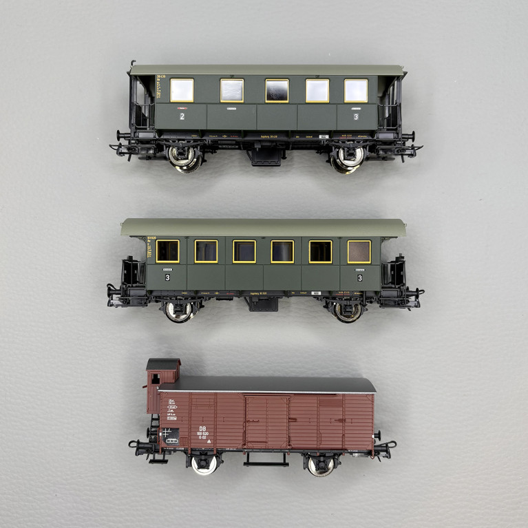 2 voitures 2/3 CL BCi, 3 CL Ci et un wagon couvert G, DB - ROCO 6200040
