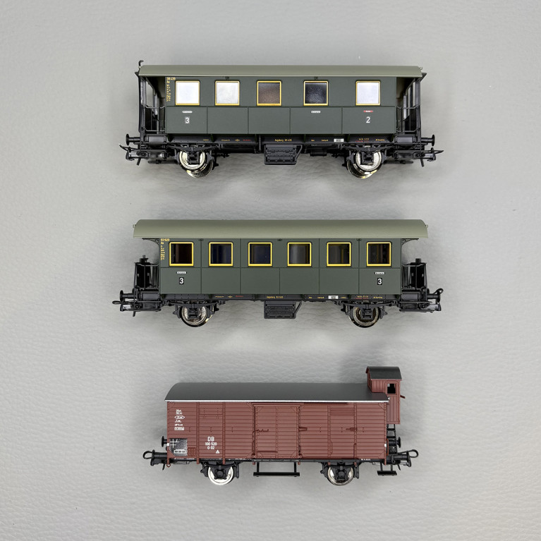 2 voitures 2/3 CL BCi, 3 CL Ci et un wagon couvert G, DB - ROCO 6200040