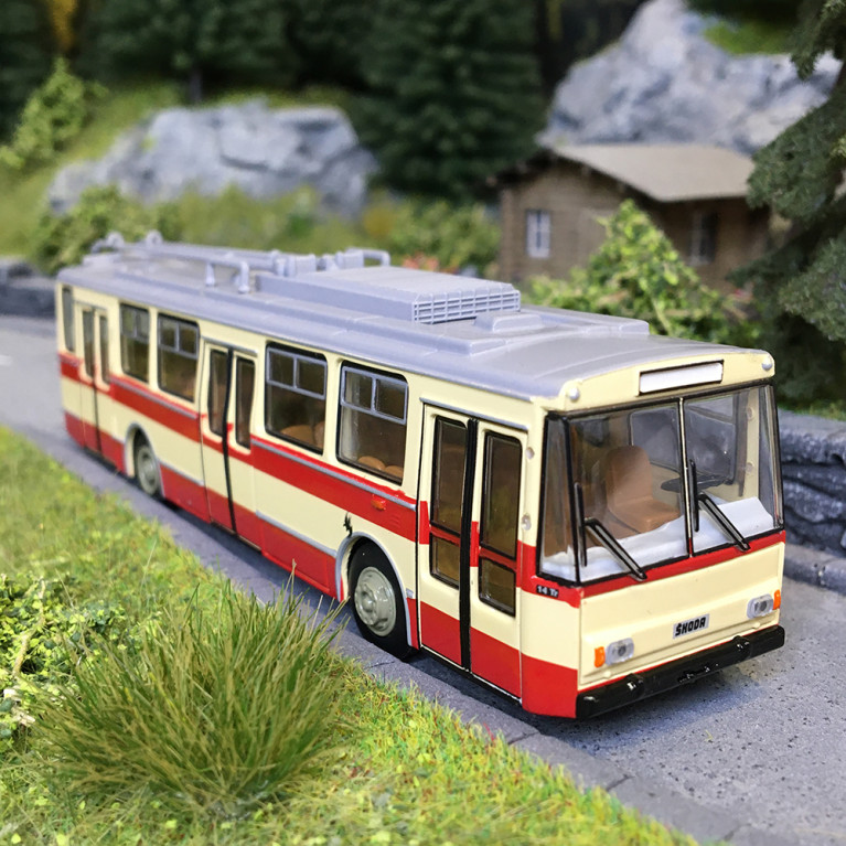 Škoda 14Tr, beige / rouge, 1982 - BREKINA 61375 - HO 1/87