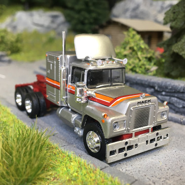Tracteur Mack RS 700, gris argent métallisé / rouge / orange, 1966 - BREKINA 85806 - HO 1/87