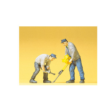 2 ouvriers de la voie avec outil spécial et clé plate - PREISER 45019 - G 1/22.5