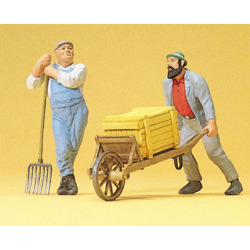 Ouvriers avec une brouette, appuyés sur une fourche - PREISER 45020 - G 1/22.5