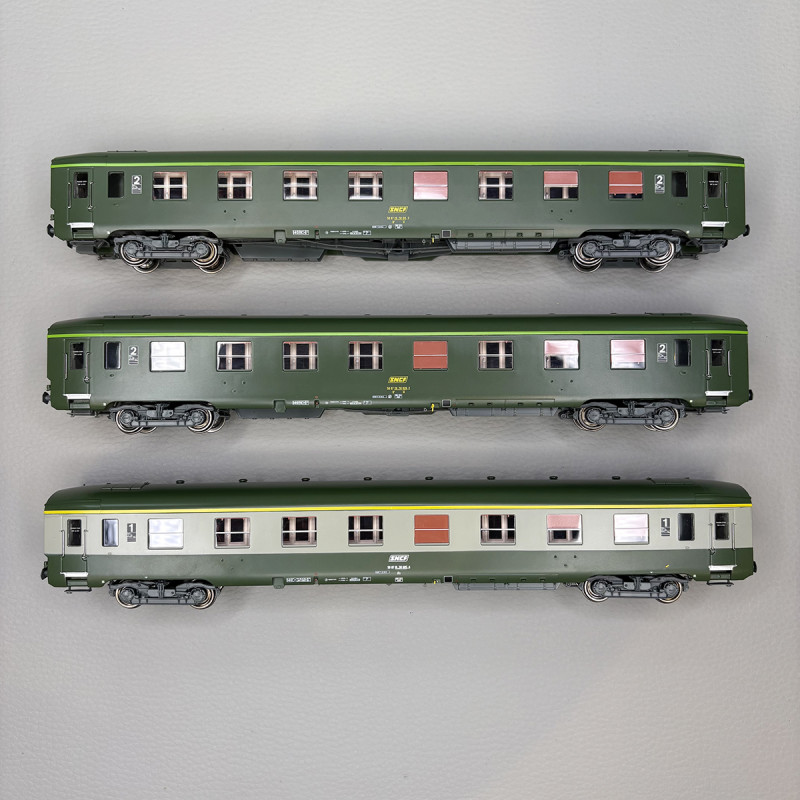 3 voitures DEV AO courtes, U53, B8 ex-A8, A7 ex-A8, logo encadré, SNCF - REE VB-396