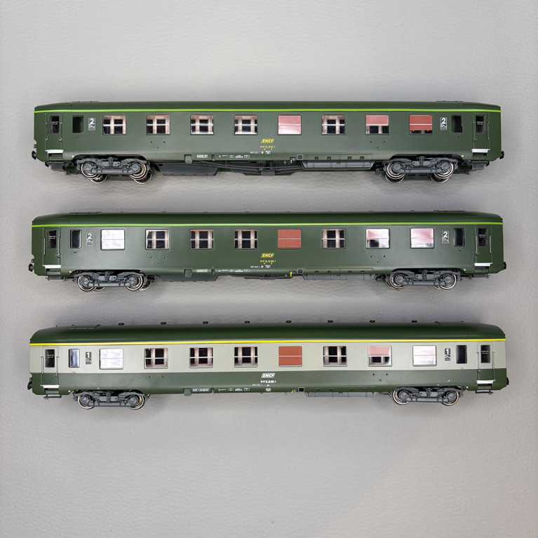 3 voitures DEV AO courtes, U53, B8 ex-A8, A7 ex-A8, logo encadré, SNCF - REE VB-396
