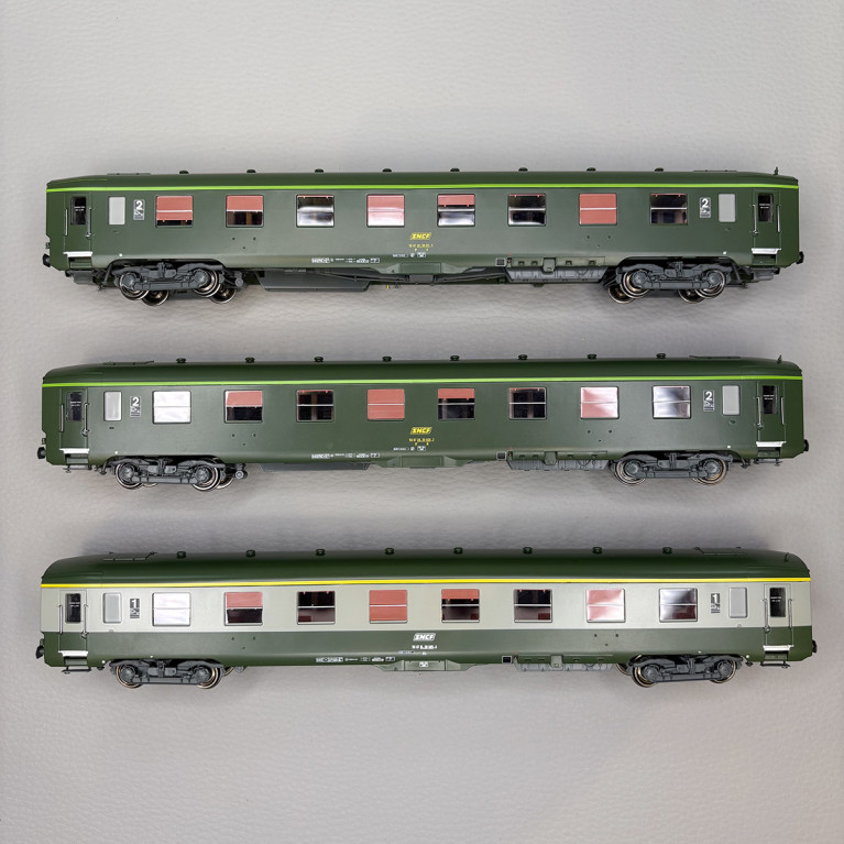 3 voitures DEV AO courtes, U53, B8 ex-A8, A7 ex-A8, logo encadré, SNCF - REE VB-396