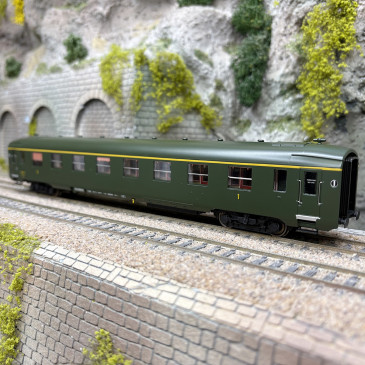 Voiture DEV AO courte, U53, A8, 1CL, SNCF, Ep. IIIb - REE VB-391 - HO 1/87