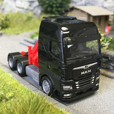 MAN TGX GX avec grue de chargement, noir / rouge - HERPA 313100-003  - HO 1/87