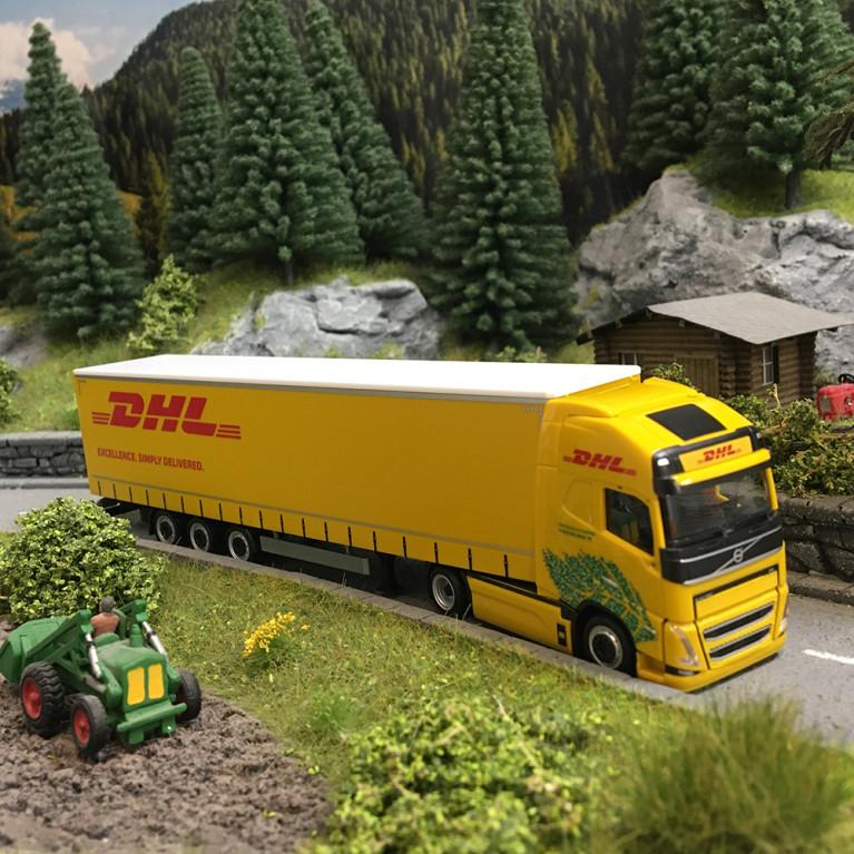 Semi-remorque à rideaux coulissants électrique Volvo FH GL XL Lowliner, DHL - HERPA 318952 - HO 1/87