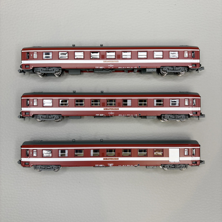 3 voitures UIC A9 1CL x 2 et mixte A7D fourgon/1CL, Le Capitole, SNCF - REE NW-156