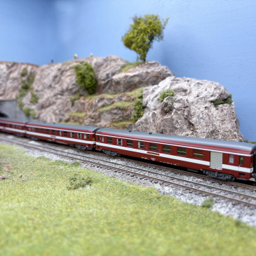 3 voitures UIC A9 1CL x 2 et mixte A7D fourgon/1CL, Le Capitole, SNCF, Ep. III et IV - REE NW-156 - N 1/160