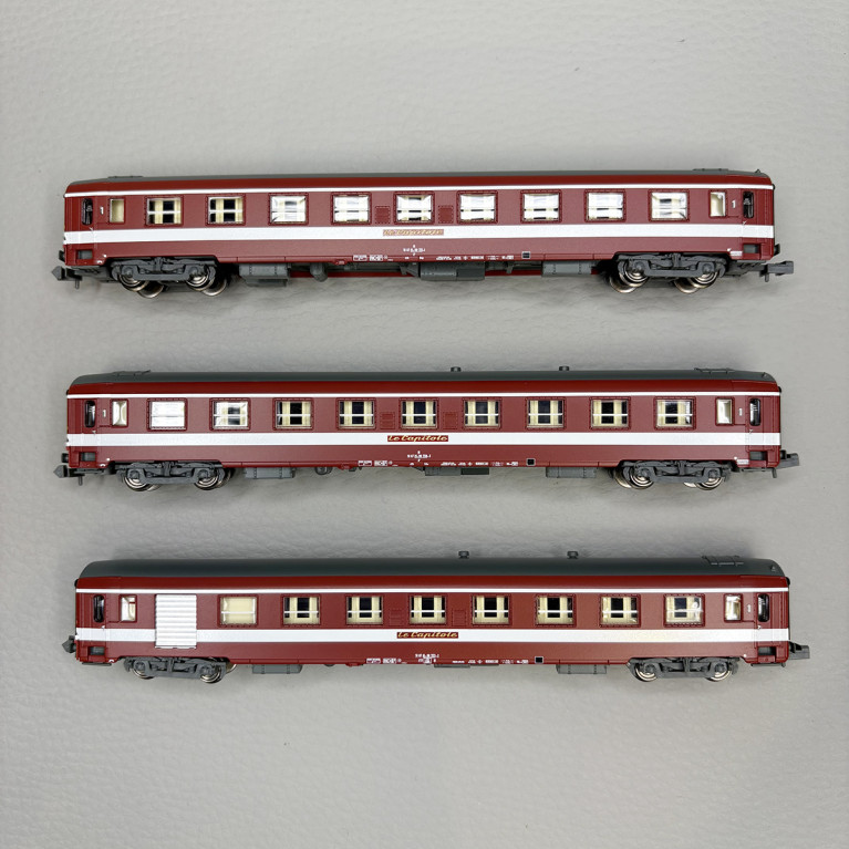 3 voitures UIC A9 1CL x 2 et mixte A7D fourgon/1CL, Le Capitole, SNCF - REE NW-156