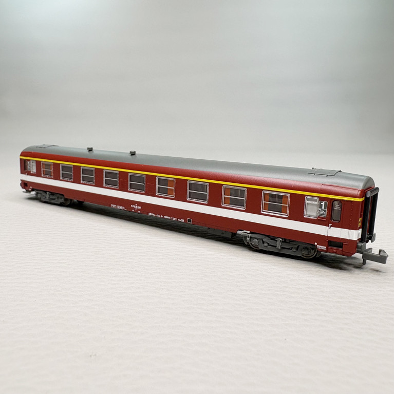 Voiture UIC Y A9, 1CL, ex-Le Capitole, bande de classe jaune, SNCF - REE NW-331