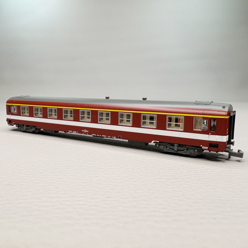 Voiture UIC Y A9, 1CL, ex-Le Capitole, bande de classe jaune, SNCF - REE NW-331